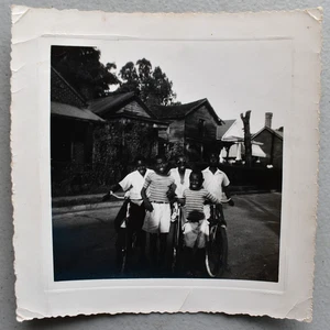 Afroamerikanische Jungen auf Fahrrädern alte Nachbarschaft um 1950 Schnappschuss Foto - Bild 1 von 4