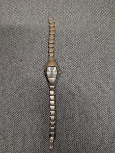 Reloj de cuarzo Seiko para mujer tono plata pulsera de acero inoxidable resistente al agua - Imagen 1 de 4