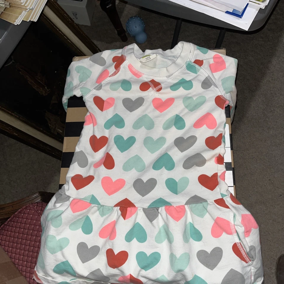 Vestido Sudadera Crazy 8 Niñas Pequeño 5/6 Blanco Con Corazones Coloridos Sin Manchas Foto 1 de 4