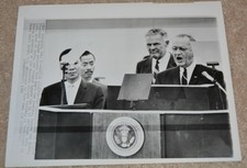 ORIGINAL PRESS PHOTO PRESIDENT LYNDON BAINES JOHNSON VINTAGE HAWAII VIETNAM