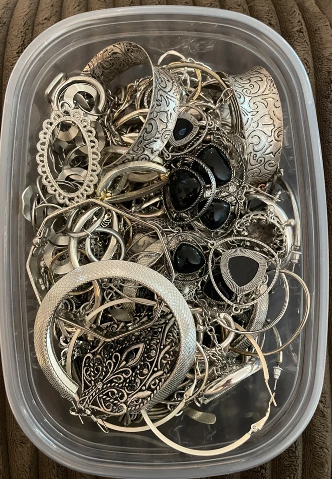 Mystery Schmuckkästchen silberfarben Modeschmuck tragbar Halskette Ohrring 2,2 Pfund - Bild 1 von 4