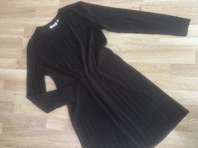 WEEKDAY:  Designkleid in Größe M, Schwarzer Samt: Traum ***** - Bild 1 von 4