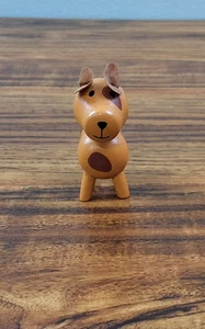 Figura de juguete de colección marrón miniatura madera perro orejas flojas años 70/80 manchas de barril - Imagen 1 de 7