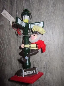 HERSHEY'S CHOCOLATE AVENUE AMERICANA ELF ON LAMP POST CHRISTMAS HOLIDAY ORNAMENT - Picture 1 of 6