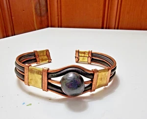 Brazalete con acento de metal, alambre y cuentas mezclado africano - Hecho a mano Senegal - Nuevo - Imagen 1 de 5