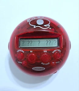 Radica 20Q 20 Fragen elektronisches Handheld-Spiel rot 2005 getestet funktioniert - Bild 1 von 4