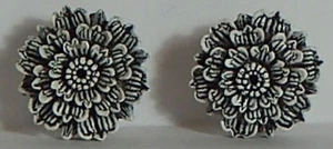 VINT BLACK WHITE FLOWER EARRINGS CLIPBACKS PLASTIC RESIN - Imagen 1 de 2