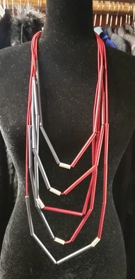 Colar Christina Brampti 22 polegadas alumínio e cordão, vermelho, cinza, branco, com cabo vermelho - Imagem 1 de 4