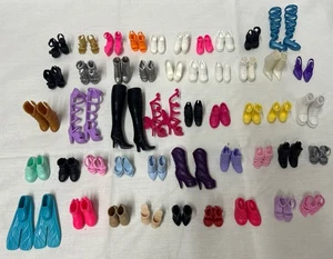 Lote de 48 pares de zapatos Barbie, un surtido de tacones, zapatillas, cuñas + más - Imagen 1 de 8