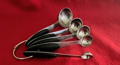 5 cucharas de medición de acero inoxidable con asas de agarre suave cucharadas 1/2 cucharaditas 1 cucharadita 1/2 cucharaditas 1/4 cucharaditas Foto 1 de 3