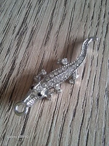 Pendentif crocodile argenté en strass blanc, 4.2 x 1.1 cm. - Imagen 1 de 4
