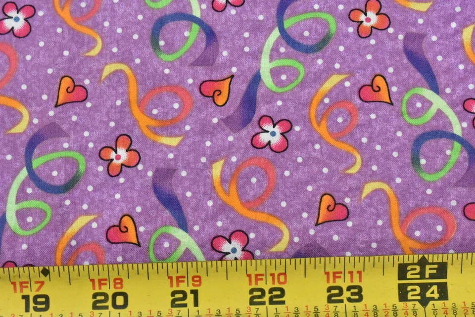 Por 1/2 yarda, coloridos corazones flores y confeti sobre algodón lavanda, Avlyn, P8199 Foto 1 de 4