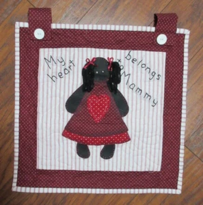 Appendiabiti da parete trapuntato fatto a mano "IL MIO CUORE APPARTIENE A MAMMA" 16"x16" NUOVO - Foto 1 di 1