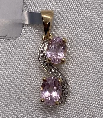 Colgante de oro de 10 k con diamantes y kuncita Mawi Foto 1 de 3