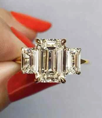 Anillo de tres piedras de diamantes cultivados en laboratorio certificado VS talla esmeralda de 3 quilates de oro amarillo de 14 k Foto 1 de 4