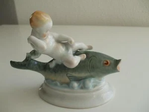 HEREND, AMOR PUTTI BOY RIDING ON A FISH, H.PAINTED PORCELAIN FIGURINE ! (P075) - Picture 1 of 9