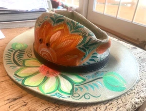 BANDICOOT BIO FEDORA HUT-HANDBEMALT-GRÖSSE MEDIUM-BLUMENDESIGN-LEICHTE VERWENDUNG - Bild 1 von 5