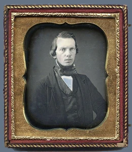 1/6 PLATE DAGUERREOTYPE PHOTO PORTRAIT OF A YOUNG HANDSOME MAN - Picture 1 of 2