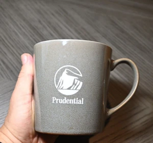 Taza de café Prudential Financial gris oscuro 12 oz (14 oz máximo) calidad NUEVA - Imagen 1 de 9