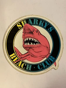 SHARKY'S BEACH CLUB VINTAGE 1980er SKATEBOARD AUFKLEBER STICKER 3,5"x 3,5" NOS - Bild 1 von 2