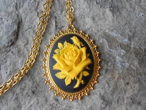 COLLAR COLGANTE ROSA AMARILLA SOBRE CAMAFEO NEGRO TONO ORO - ÚNICO  - Imagen 1 de 2