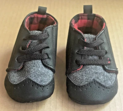 Zapatos punta de ala para bebé 0-3 meses solo uno hecho por Carter's forro a cuadros usados en excelente estado Foto 1 de 4