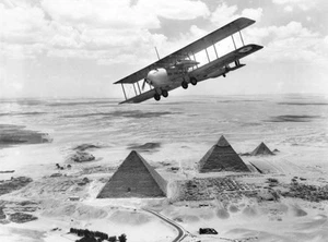 Vickers Valentia de 216 Escuadrón Volando Sobre Pirámides 1936 Antigua Foto de Aviación - Imagen 1 de 1