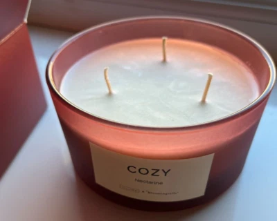 ILLUME BOXED "COZY" NECTARINE 3 WICK CANDLE. 250G. 100% SOY WAX. 3 WICK. 25 HOUR - Image 1 of 4