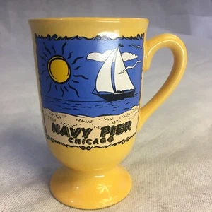 Taza de café de cerámica Navy Pier Chicago amarilla con playa y velero en excelente estado - Imagen 1 de 8