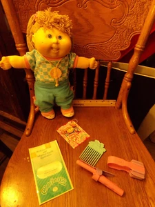 CABBAGE PATCH KID DOLL HASBRO girl CRIMP N CURL LOOK AT PICS complete 000 - Picture 1 of 4