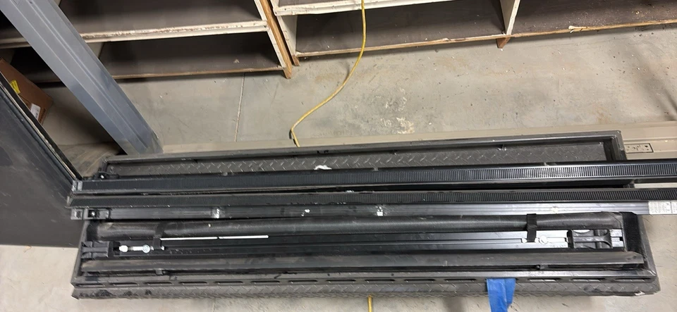 Tonneau GMC 6英尺8英寸床罩 — 第 1/2 张图片