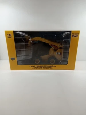 CAT 272D3 Skid Steer Loader + Accessories Diecast 1:16 Scale Model - 85629 MB - Image 1 of 4