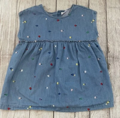Top de mezclilla bordado flores Hanna Andersson para niña, talla 150/12 Foto 1 de 4