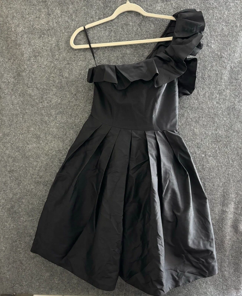 Vestido Romona Keveza Para Mujer 6 Negro Seda Calce y Acampanado Plisado Un Hombro Volantes Foto 1 de 4