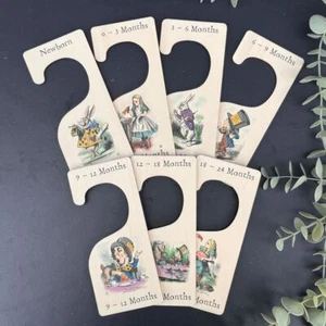 Alice im Wunderland Kinderzimmer Kleidung Teiler Kleiderbügel | Farbdruck Baby Geschenk x 7 - Bild 1 von 6