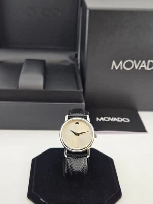 Reloj Movado Museum para mujer con esfera plateada y correa de cuero - 2100003 (precio de venta sugerido por el fabricante 650 USD) Foto 1 de 4