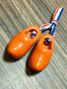 Dutch Wooden Shoes Souvenir Charm Keychain Tokyo 2020 Olympics Dutch Team - Picture 1 of 7