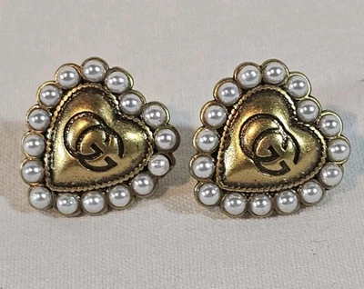 Pendientes de perlas vintage Gucci GG Marmont corazón Foto 1 de 4