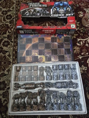 Juego de ajedrez Transformers Autobot vs Decepticon Parker Brothers 2007 completo Foto 1 de 3
