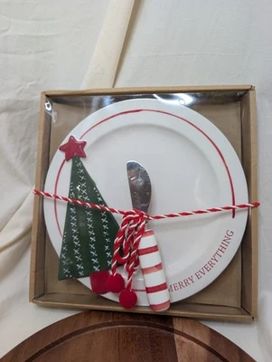 Mud Pie "Merry Everything" 新奇圣诞树奶酪套装 8" 盘子带刀 — 第 1/4 张图片