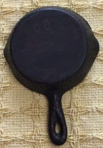Vtg Lodge Miniature 3 1/4" CAST IRON SKILLET Hammered #00 Toy - Salesman Sample - Picture 1 of 4