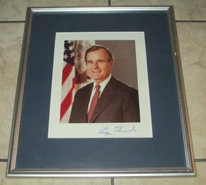 PRESIDENT GEORGE H. W BUSH FRAMED AND  SIGNED 8 x 10 COLOR PHOTO RARE!! - Picture 1 of 1