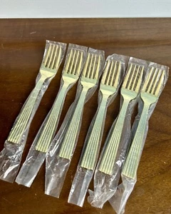 NUOVO 1847 Rogers Bros placcato oro 6 forchette per insalata 6 1/2" posate Corea NOS - Foto 1 di 8