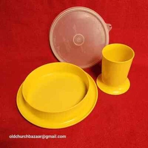 Vintage Tupperware Giallo LITTLE DINER Set Piatto/Coperchio 1317 Bicchiere 1318 - Foto 1 di 7