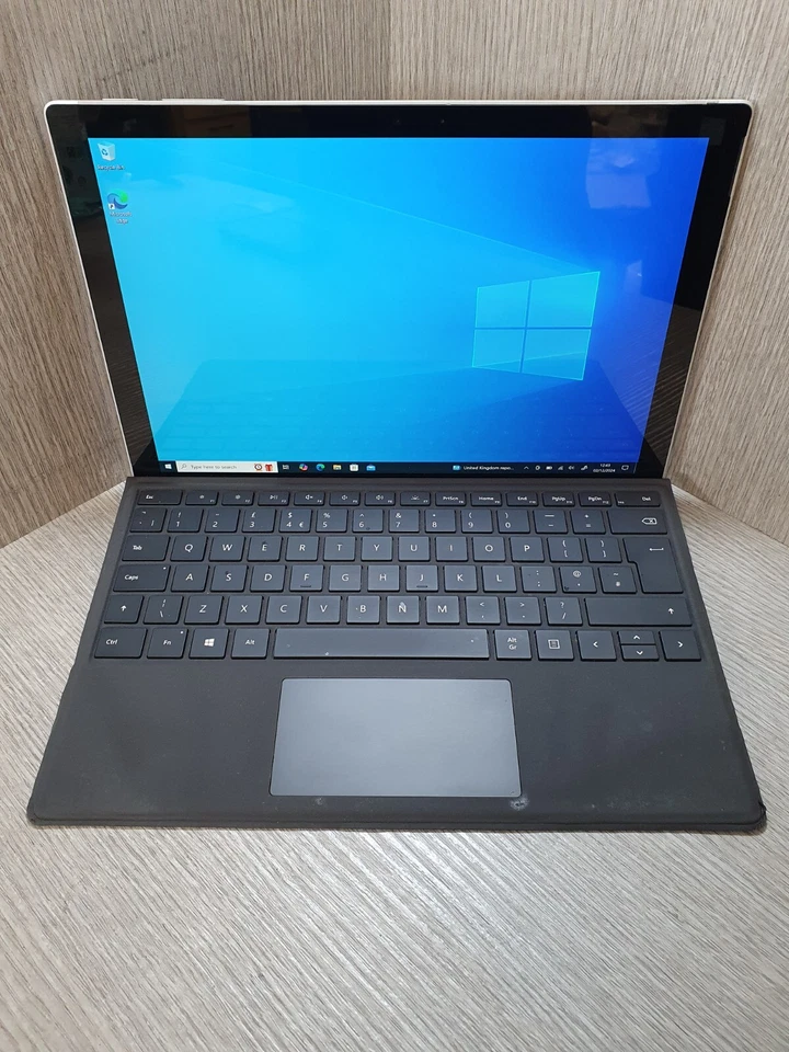 Microsoft Surface Pro (5th Gen) 12.3" M3-7Y30 4GB RAM 128GB NVMe Grade B EI0212 - Image 1 of 4