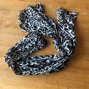 Damen Schal 100% Reine Seide Schwarz Creme Farben Leopardenmuster - Bild 1 von 11