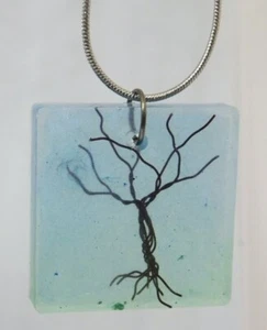 E073 Lebensbaum in 1" Quadrat Harz Anhänger mit 9" Kette - Bild 1 von 3