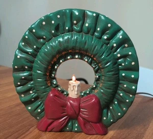 Vintage Keramik Weihnachtskranz mit Kerzenlicht mit roter Schleife handbemalt  - Bild 1 von 4