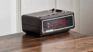 Timemaster Radio Alarm Clock / Vintage / Alarm / Space Age / Retro / Wood / 70s - Picture 1 of 18