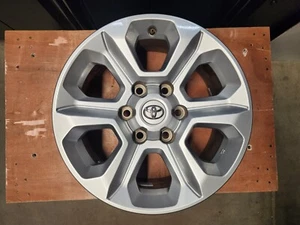 Toyota 4 Runner OEM Wheel 17" 17x7 2014-2024 SILVER Factory Original Rim 75153 - Bild 1 von 7